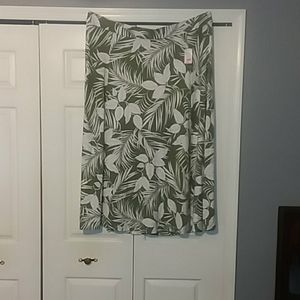 LANDS END,NWT- Green/White long  flowing skirt 3X